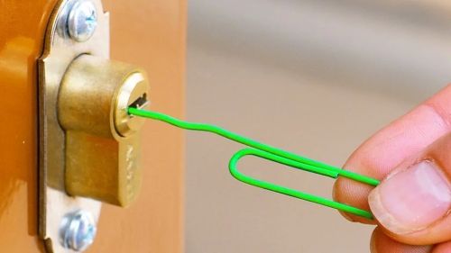 ¿Cómo abrir una puerta con la llave puesta por dentro?